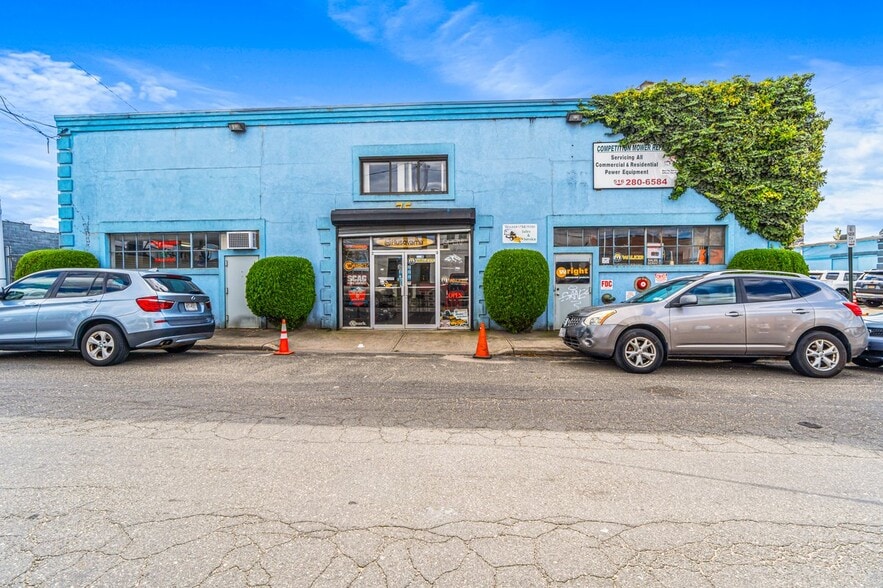 Primary Photo Of 75 Windsor Ave, Mineola Warehouse For Lease