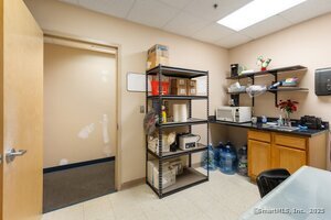 More Photos Of 454-456 Park St, Hartford Showroom For Lease