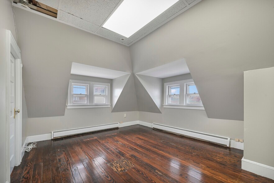 More Photos Of 295 Montgomery St, Bloomfield Office For Lease