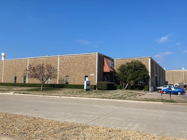 More Photos Of 4101-4103 Lindbergh Dr, Addison Warehouse For Lease