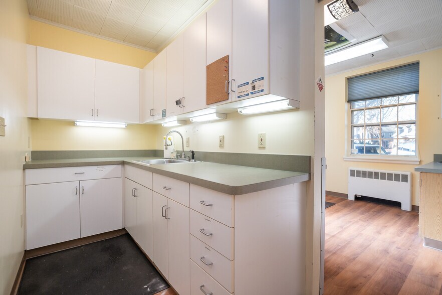 More Photos Of 264 Elm St, Northampton Office For Lease