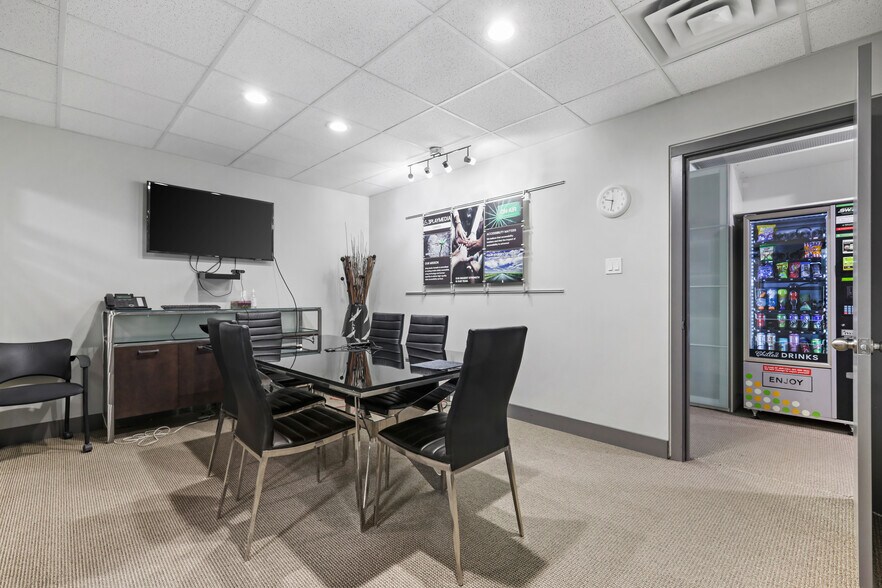 More Photos Of 1909 10th Ave SW, Calgary Office For Sale