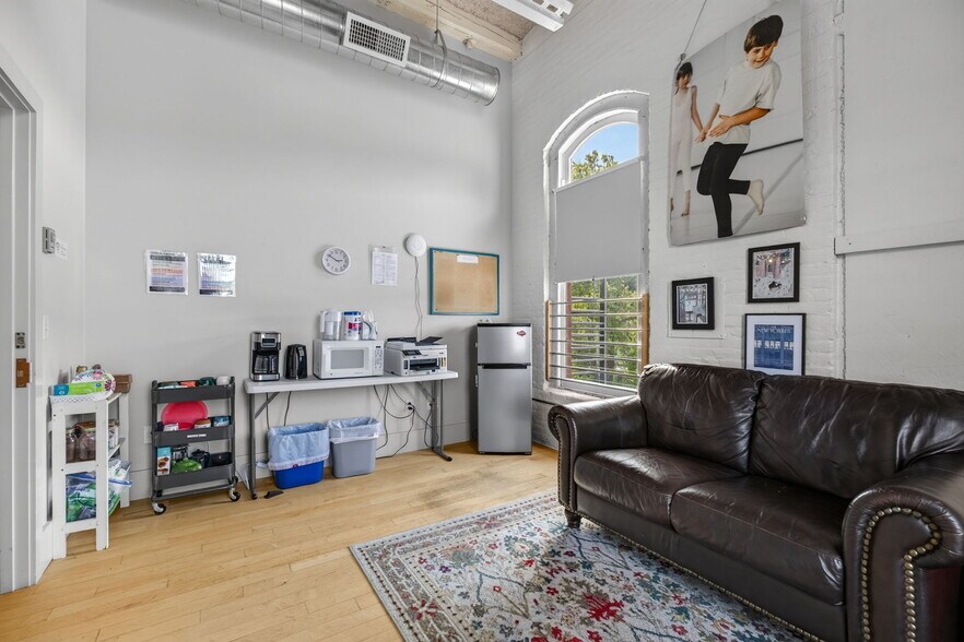 More Photos Of 420 Park St, Housatonic Flex For Sale