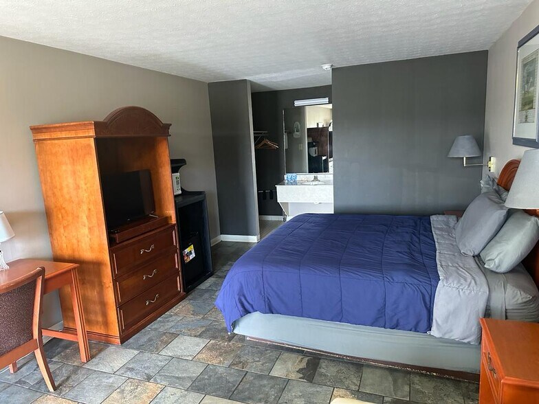 More Photos Of 1500 Edmonton Rd, Tompkinsville Hotel For Sale