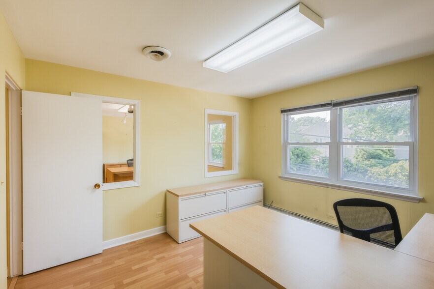 More Photos Of 152 Burlington Ave, Clarendon Hills Storefront Retail Office For Lease