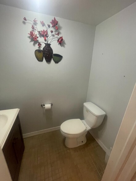 More Photos Of 107 N 6th St, Camden Office Residential For Lease