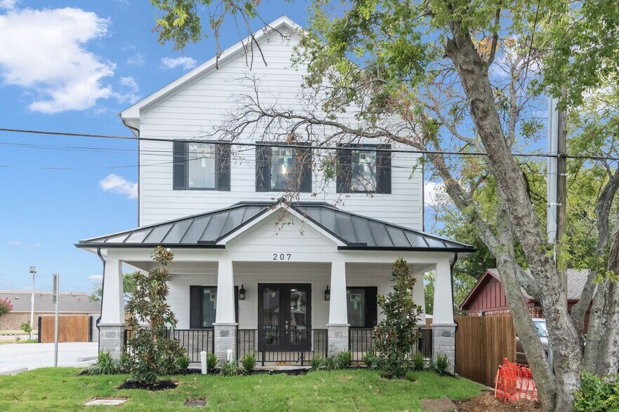 More Photos Of 207 S Elm St, Keller Storefront Retail Office For Sale