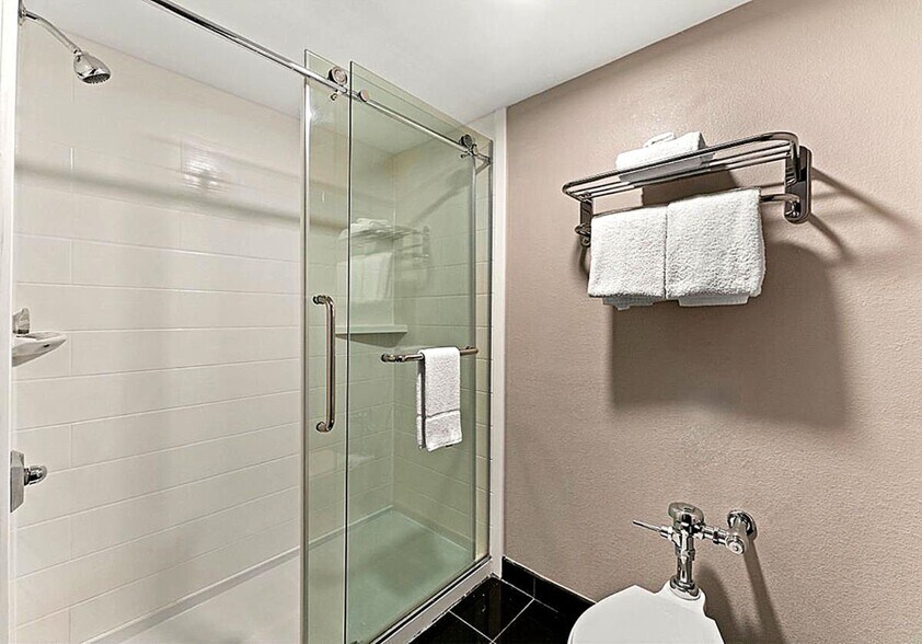 More Photos Of 2545 N 5th Street Hwy, Reading Hotel For Sale