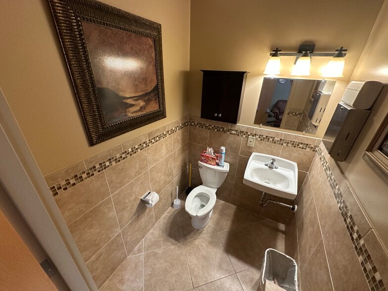 More Photos Of 5533 E Bell Rd, Scottsdale Office For Sale