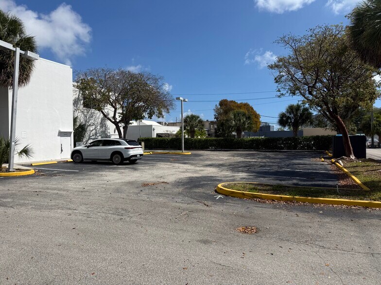 More Photos Of 2434 Hollywood Blvd, Hollywood Office For Sale