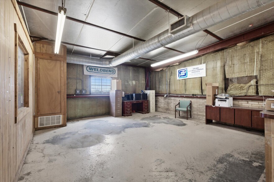 More Photos Of 2305 N Main St, Cleburne Flex For Sale