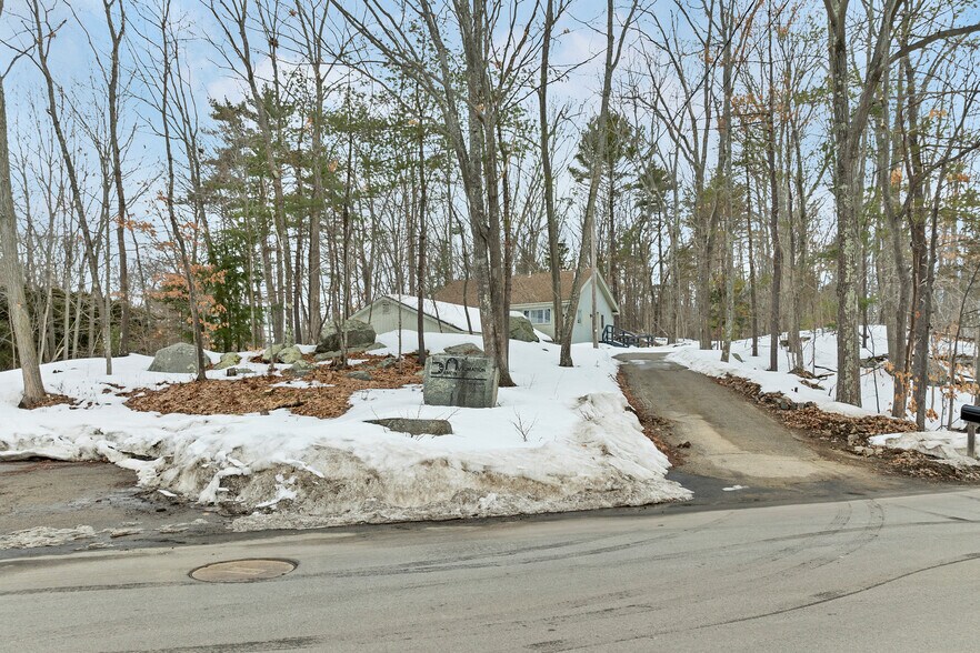More Photos Of 1 Young Ln, Newmarket Flex For Sale