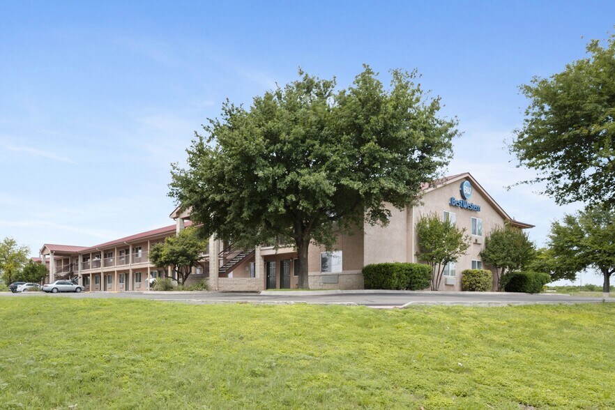 More Photos Of 244 Dos Rios Dr, Junction Hotel For Sale