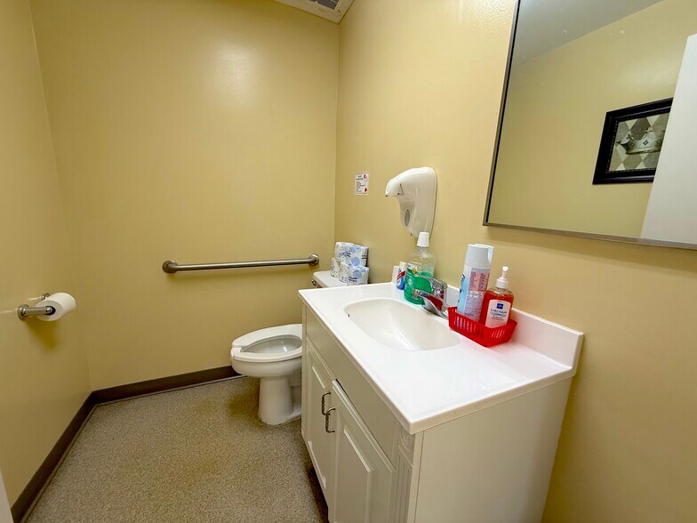 More Photos Of 3861 Oakwater Cir, Orlando Medical For Sale