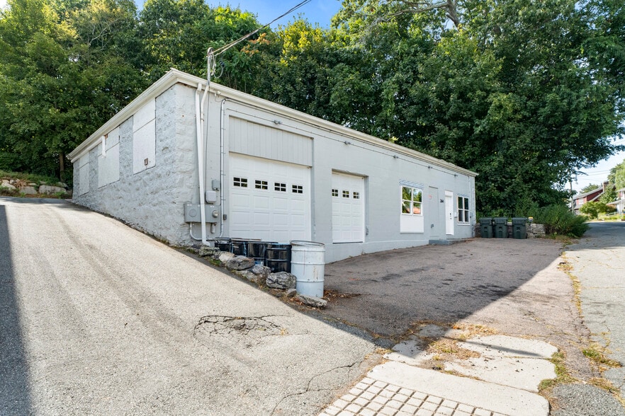 Primary Photo Of 264 Vauxhall St, New London Warehouse For Sale