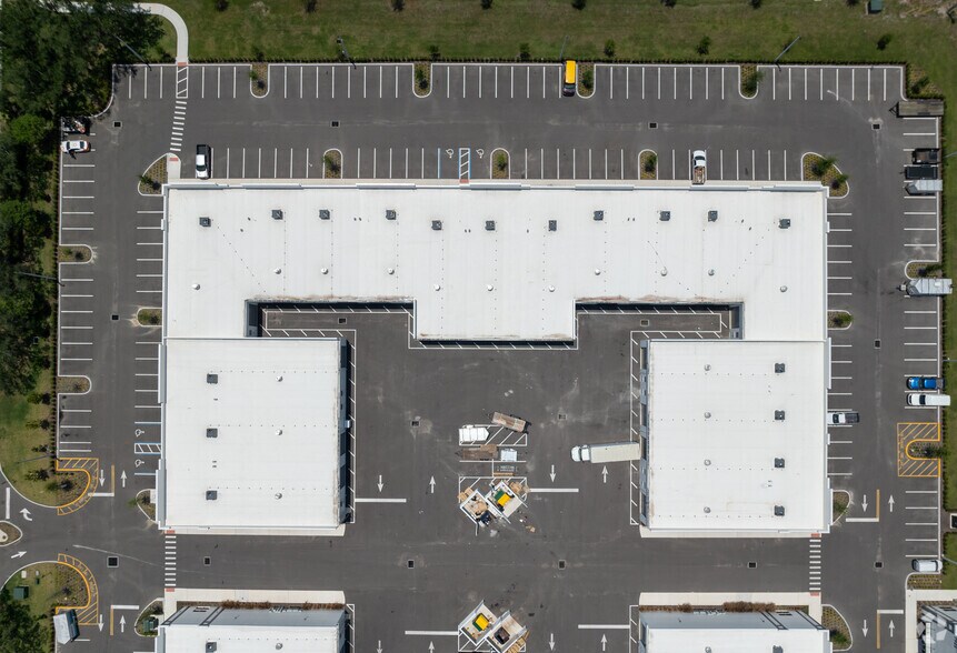 More Photos Of 7906 Kingspointe Pky, Orlando Unknown For Lease