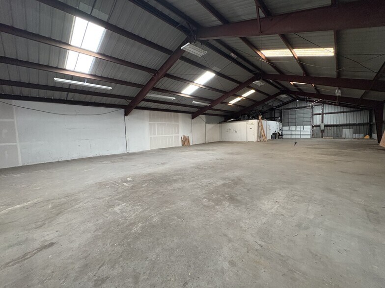 More Photos Of 10612 Hempstead Rd, Houston Unknown For Lease