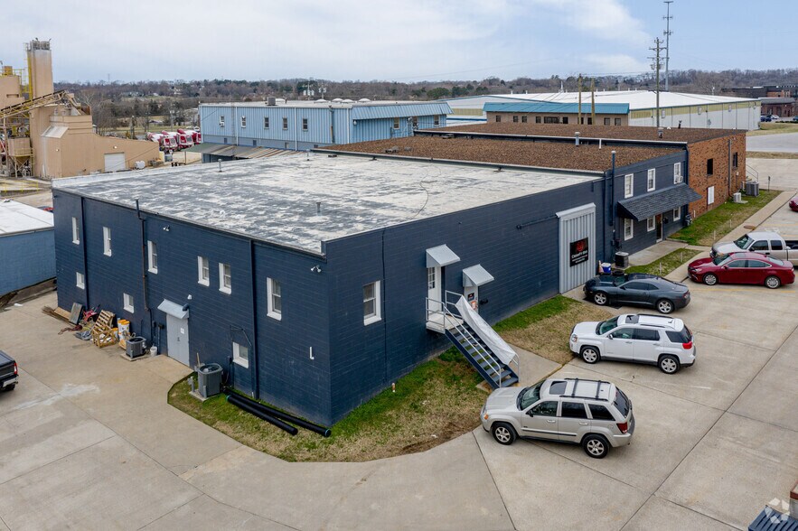 More Photos Of 385-387 Industrial Dr, Mount Juliet Warehouse For Lease