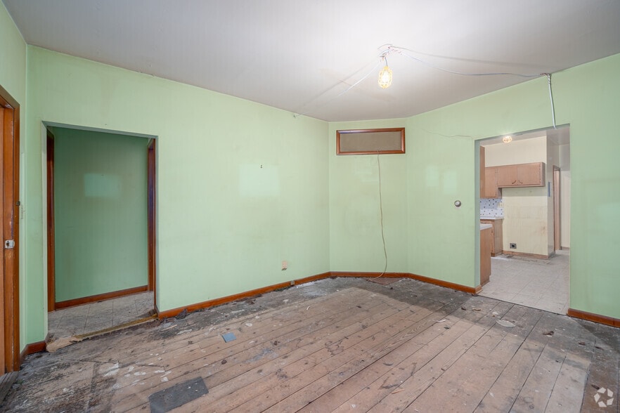 More Photos Of 118 Cass St, Woodstock Storefront For Sale