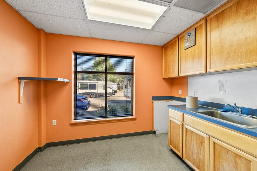 More Photos Of 3976 Crater Lake Ave, Medford Auto Dealership For Lease