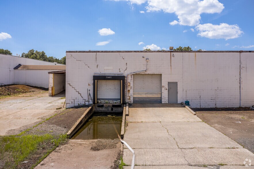 More Photos Of 207 Pond Ave, Middlesex Warehouse For Lease