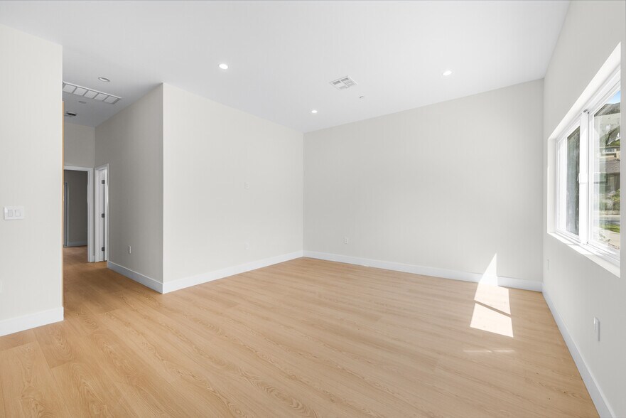 More Photos Of 5131 Don Pio Dr, Woodland Hills Multifamily For Sale