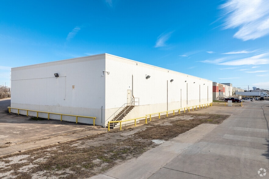 More Photos Of 910 10th St, Plano Warehouse For Lease