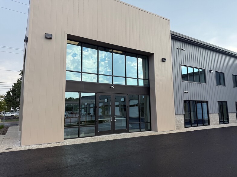 More Photos Of 125 Cap Ct, Eugene Light Distribution For Lease