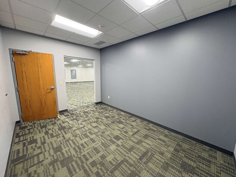 More Photos Of 4205 W 53rd St, Sioux Falls Office For Sale