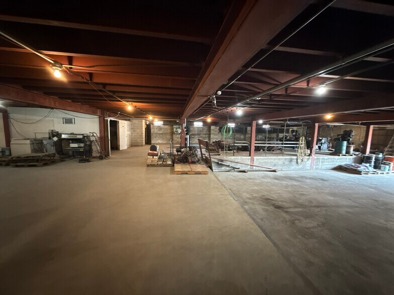 More Photos Of 405 N East St, Carlisle Distribution For Lease