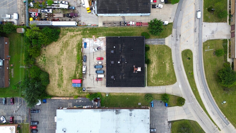 More Photos Of 115 E University Dr, Arlington Heights Warehouse For Lease