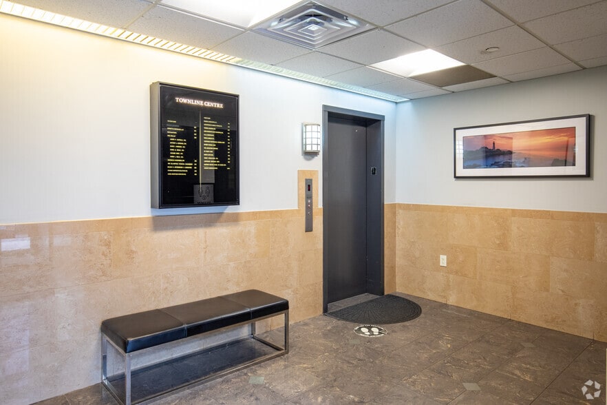 More Photos Of 527 Townline Rd, Hauppauge Office For Lease