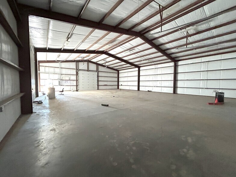 More Photos Of 1389 Oil Mil Rd, Pecos Warehouse For Lease