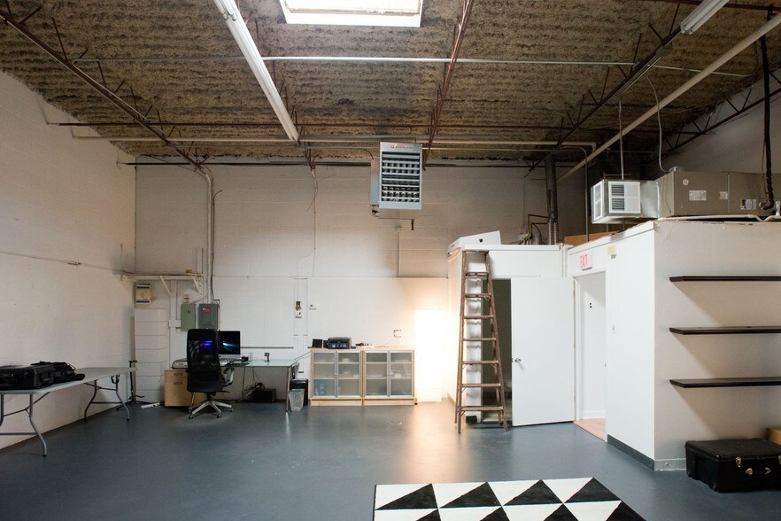 More Photos Of 641-683 Academy Dr, Northbrook Warehouse For Lease