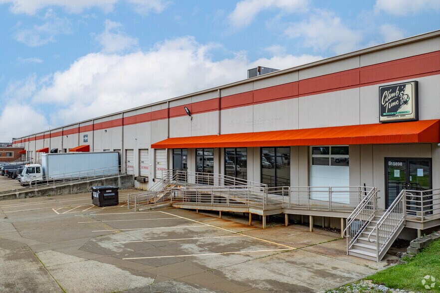 More Photos Of 10880-10898 Kenwood Rd, Blue Ash Warehouse For Lease