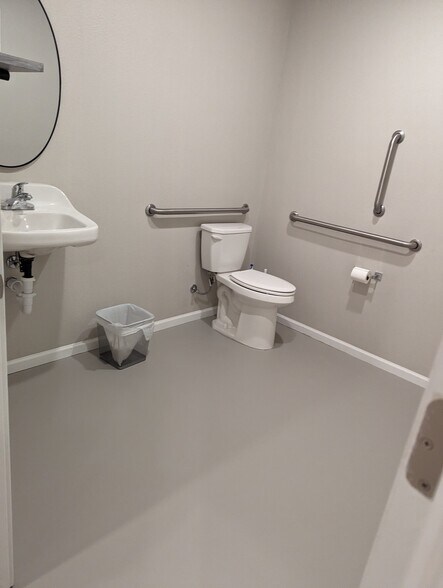 More Photos Of 516 S Main St, Nixa Service For Sale