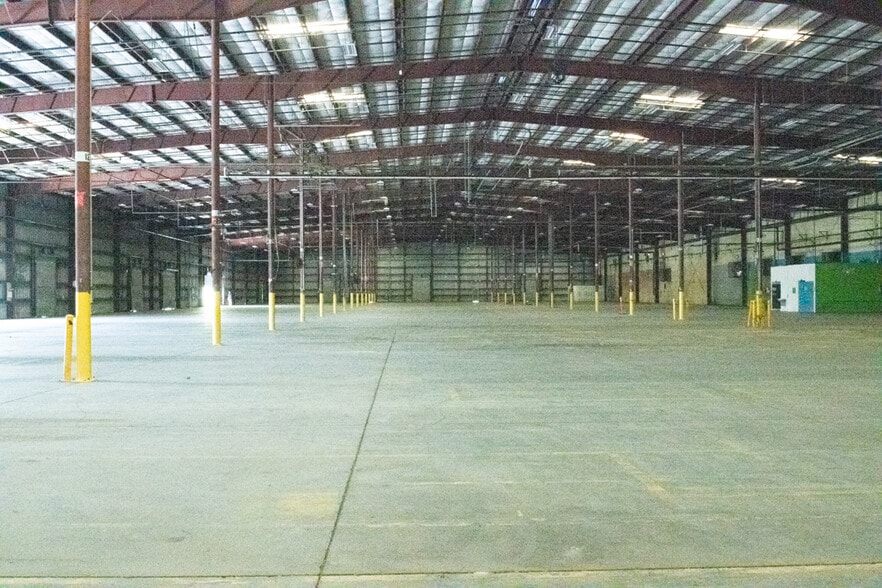 More Photos Of 6750 N Bryan Dairy Rd, Seminole Distribution For Lease