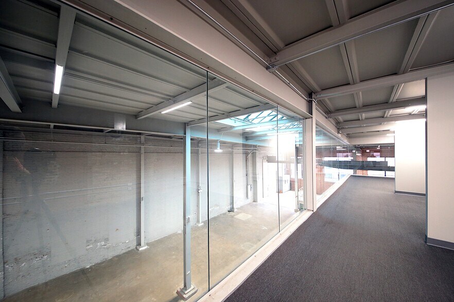 More Photos Of 900 W Cermak Rd, Chicago Warehouse For Lease