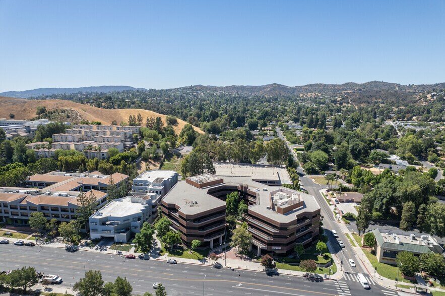More Photos Of 20750 Ventura Blvd, Woodland Hills Office For Lease