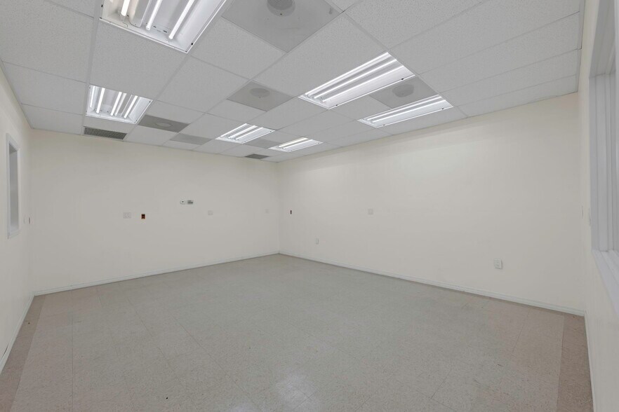 More Photos Of 565 Frederica Ln, Dunedin Warehouse For Lease
