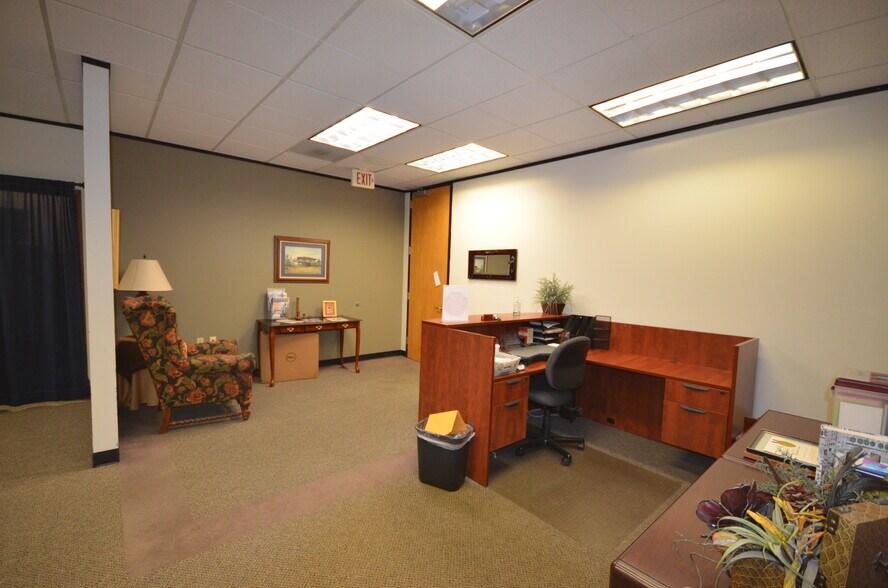 More Photos Of 3409 Executive Center Dr, Austin Unknown For Lease