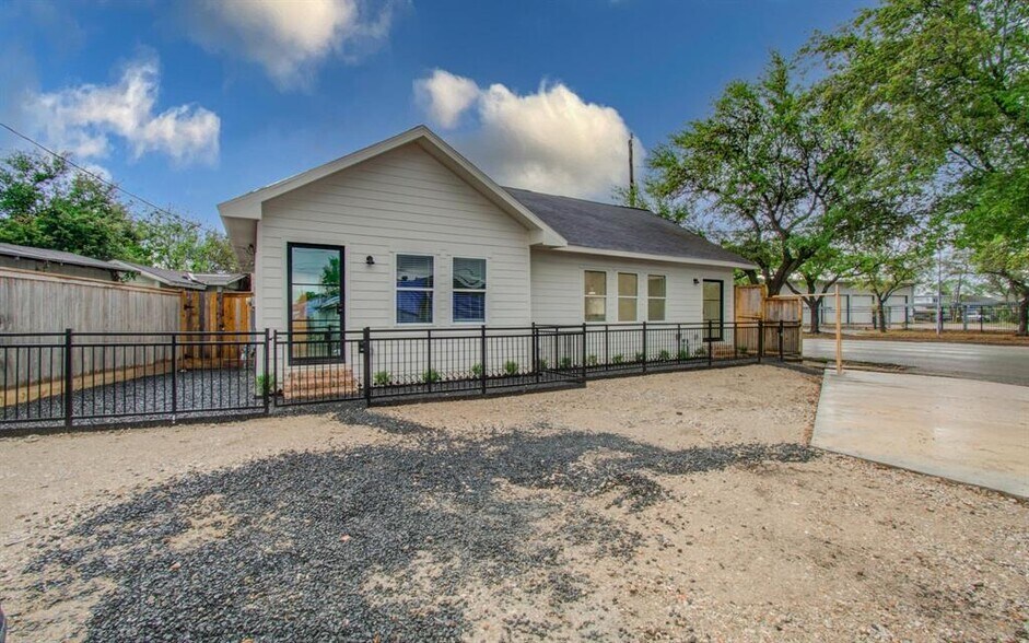 More Photos Of 4006 Navigation Blvd, Houston Office Residential For Lease