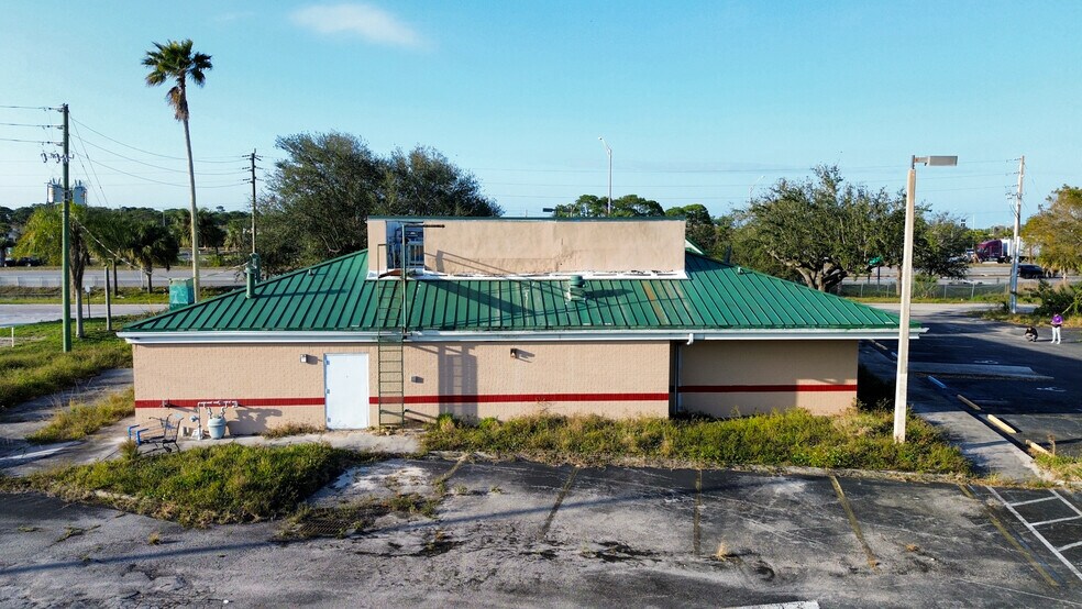 More Photos Of 6501 Darter Ct, Fort Pierce Restaurant For Sale