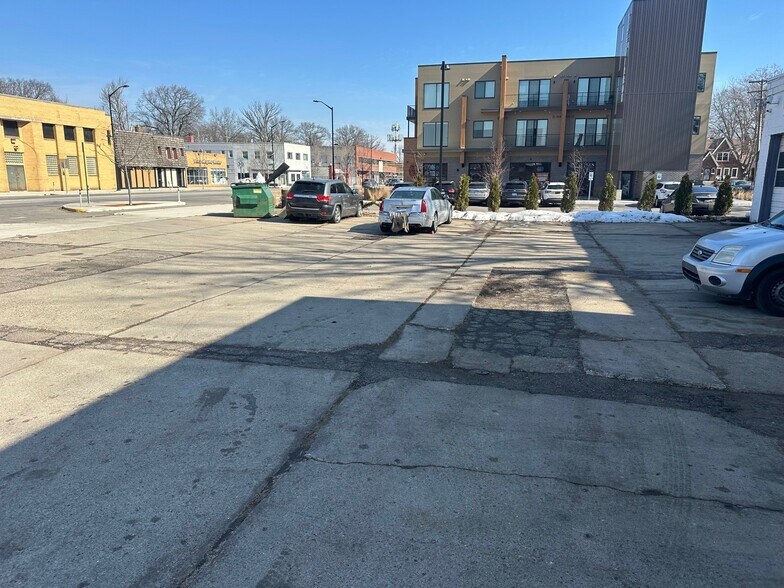 More Photos Of 16500 E Warren Ave, Detroit Auto Repair For Lease