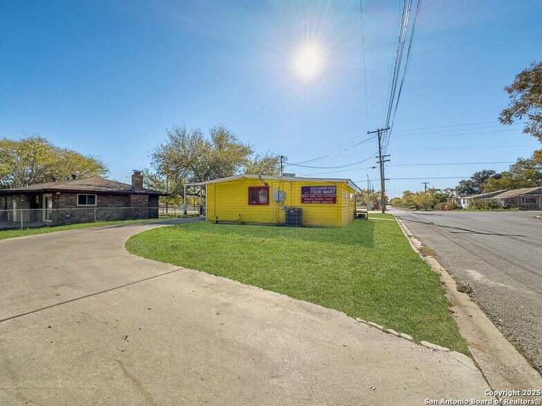 More Photos Of 702 Avenue H, Poteet Freestanding For Sale