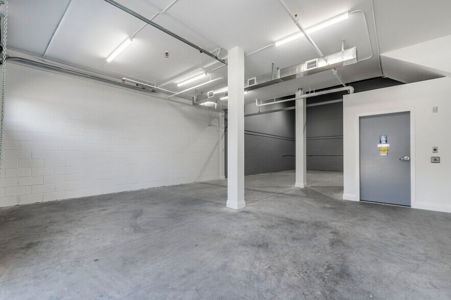 More Photos Of 587 Hanlon Creek Blvd, Guelph Showroom For Lease