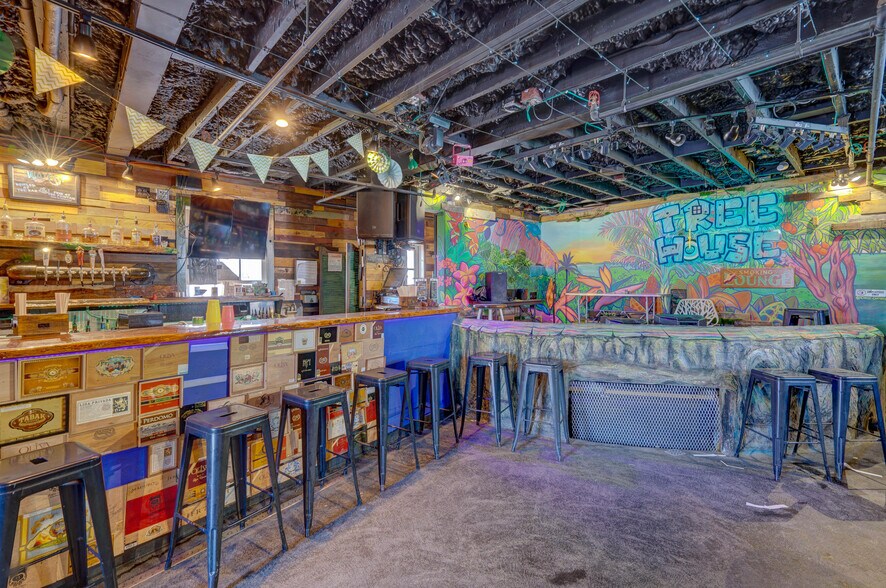 More Photos Of 135 Duval St, Key West Bar For Lease