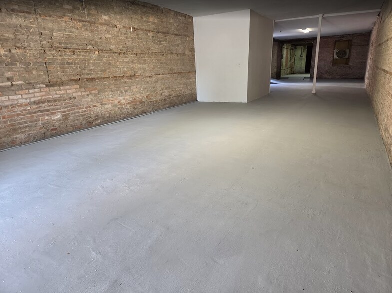 More Photos Of 130 Franklin St, Fayetteville Showroom For Lease