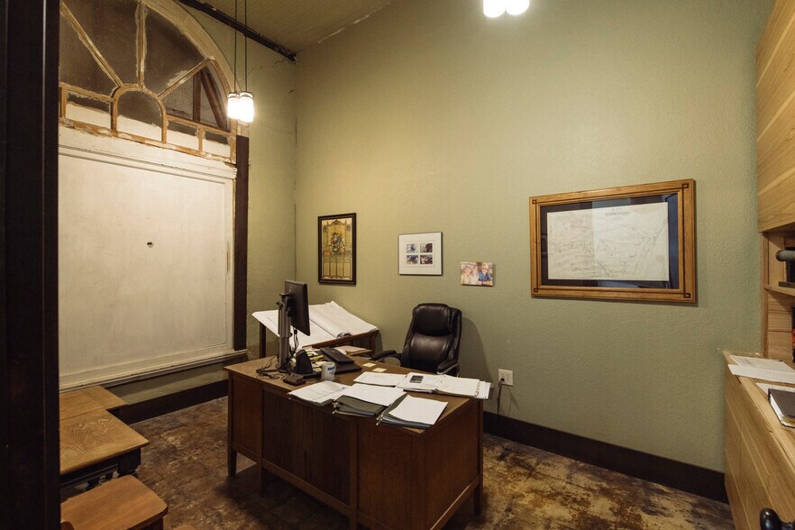 More Photos Of 75 Main St, Maxwell Warehouse For Lease