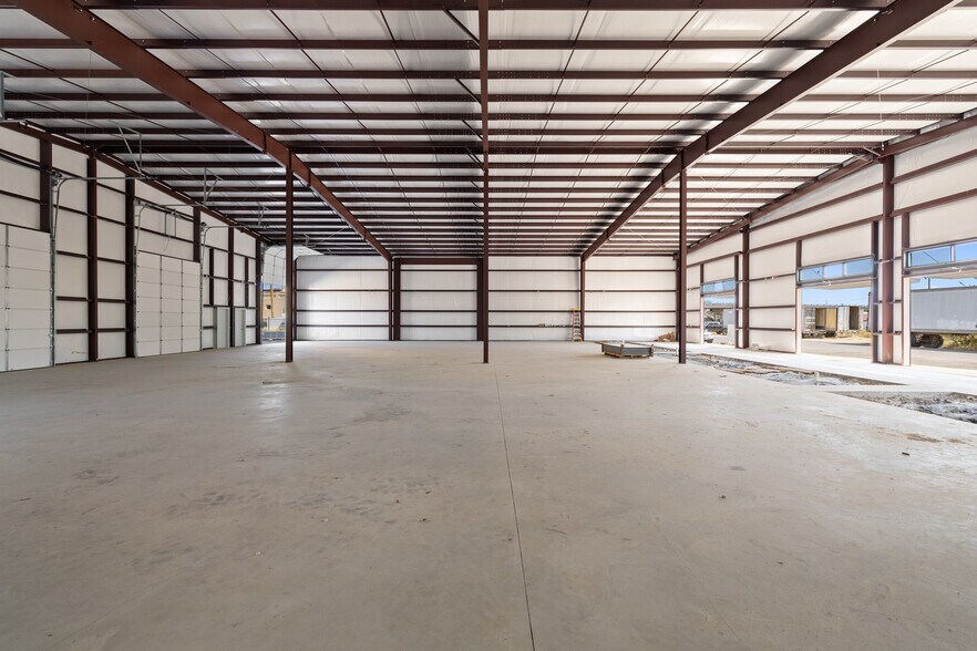 More Photos Of 202 W 1st St, Taylor Flex For Lease